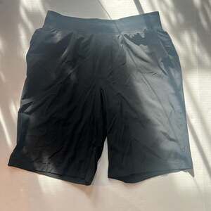Lululemon T.H.E. Short Linerless 9" Black Mens Size Large